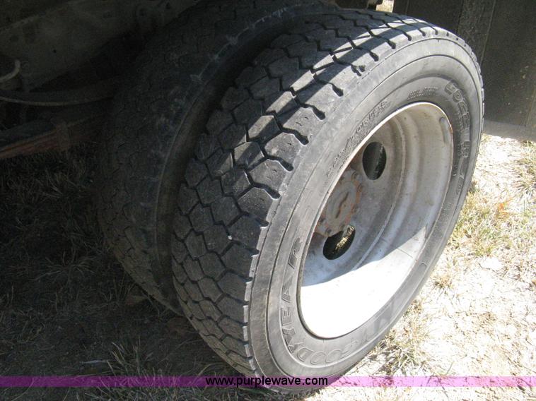 image for item B8057 2000 Ford F450 XL Super Duty flatbed pickup truck