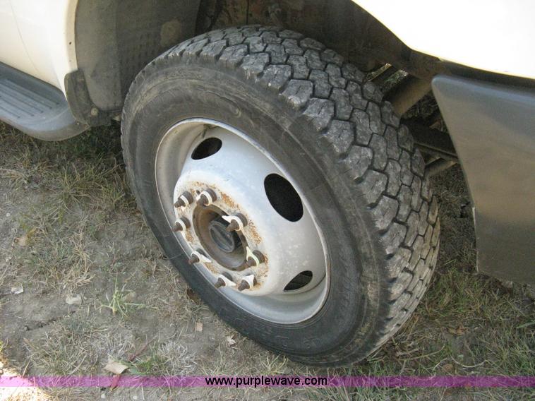 image for item B8057 2000 Ford F450 XL Super Duty flatbed pickup truck