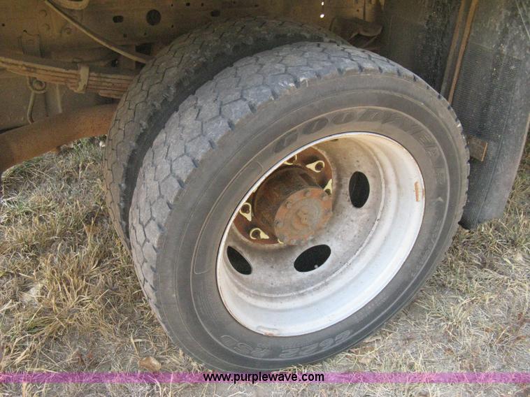 image for item B8057 2000 Ford F450 XL Super Duty flatbed pickup truck