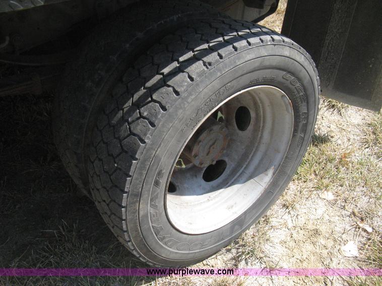 image for item B8057 2000 Ford F450 XL Super Duty flatbed pickup truck