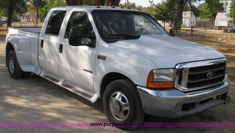 image for item B8062 2000 Ford F350 XLT Super Duty crew cab pickup truck