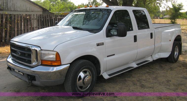 image for item B8062 2000 Ford F350 XLT Super Duty crew cab pickup truck