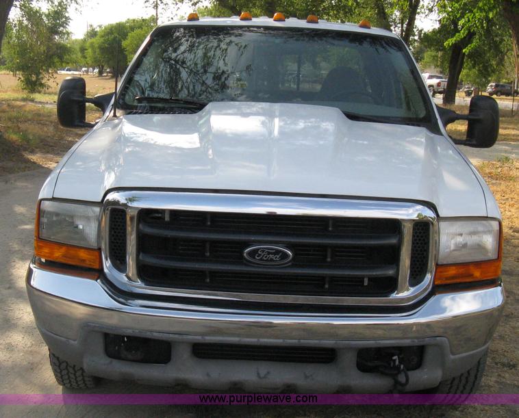 image for item B8062 2000 Ford F350 XLT Super Duty crew cab pickup truck