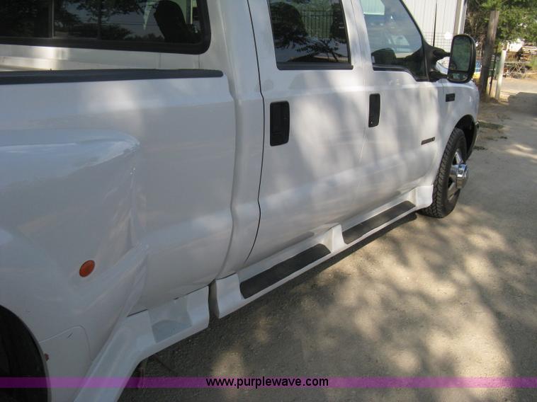 image for item B8062 2000 Ford F350 XLT Super Duty crew cab pickup truck
