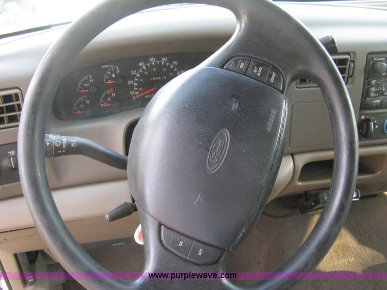 image for item B8062 2000 Ford F350 XLT Super Duty crew cab pickup truck