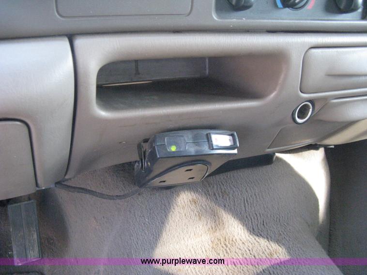 image for item B8062 2000 Ford F350 XLT Super Duty crew cab pickup truck