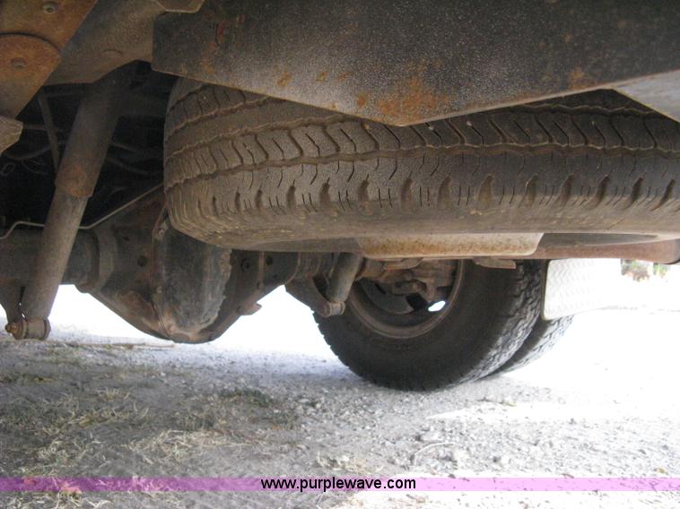 image for item B8062 2000 Ford F350 XLT Super Duty crew cab pickup truck