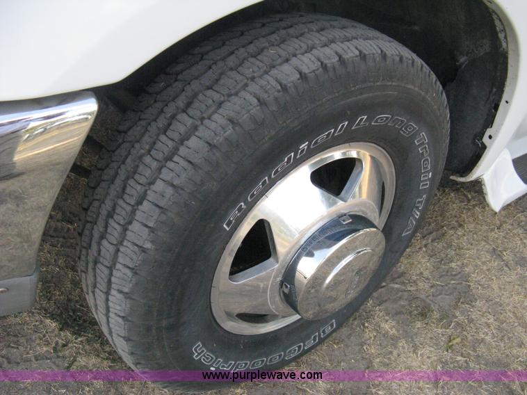 image for item B8062 2000 Ford F350 XLT Super Duty crew cab pickup truck