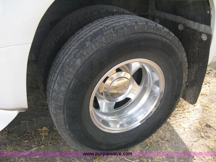 image for item B8062 2000 Ford F350 XLT Super Duty crew cab pickup truck