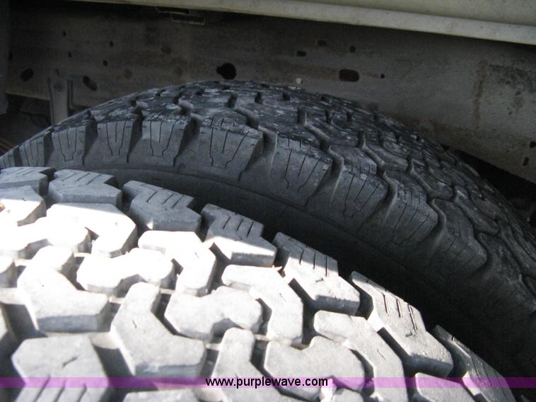 image for item B8062 2000 Ford F350 XLT Super Duty crew cab pickup truck