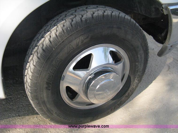 image for item B8062 2000 Ford F350 XLT Super Duty crew cab pickup truck