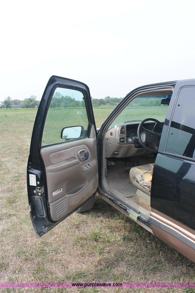 image for item C2781 1996 Chevrolet K2500 extended cab pickup truck