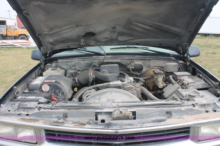 image for item C2781 1996 Chevrolet K2500 extended cab pickup truck