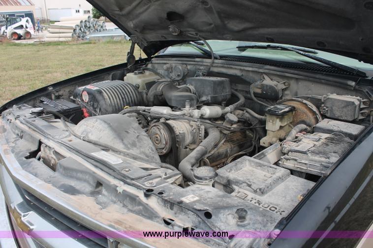 image for item C2781 1996 Chevrolet K2500 extended cab pickup truck