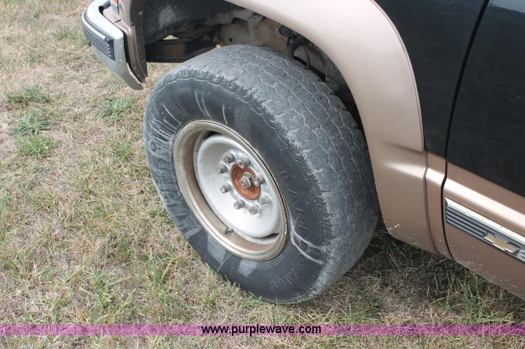 image for item C2781 1996 Chevrolet K2500 extended cab pickup truck