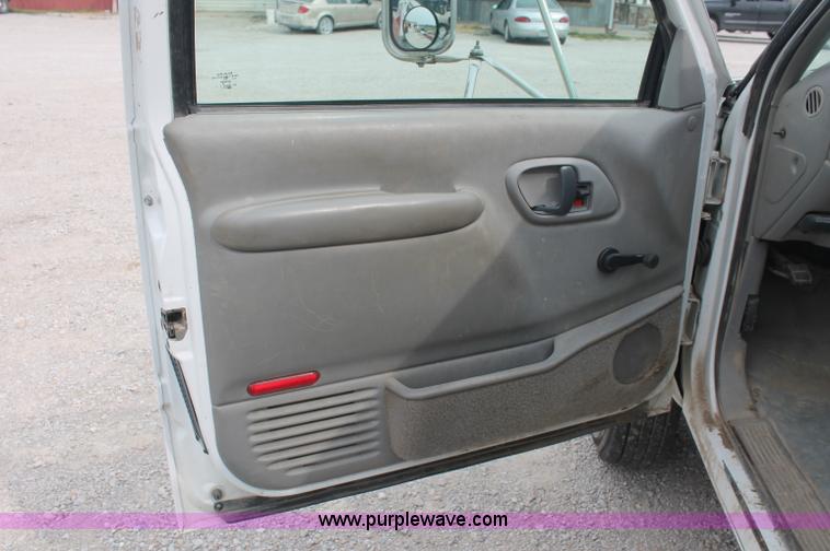 image for item C2782 2002 Chevrolet C3500 HD utility truck