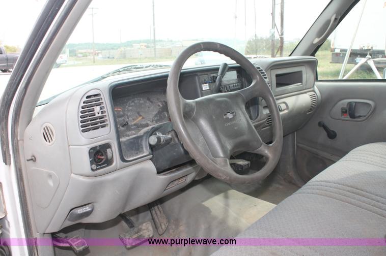 image for item C2782 2002 Chevrolet C3500 HD utility truck