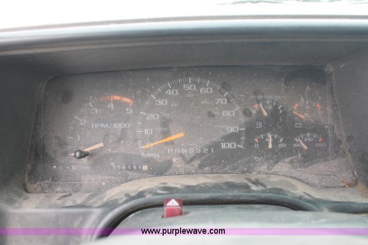 image for item C2782 2002 Chevrolet C3500 HD utility truck