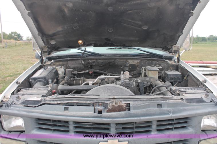 image for item C2782 2002 Chevrolet C3500 HD utility truck