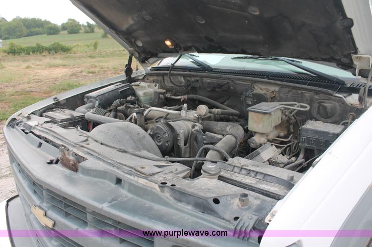 image for item C2782 2002 Chevrolet C3500 HD utility truck