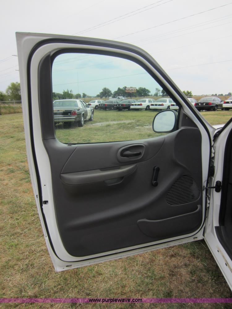 image for item D5621 2002 Ford F150 XL pickup truck