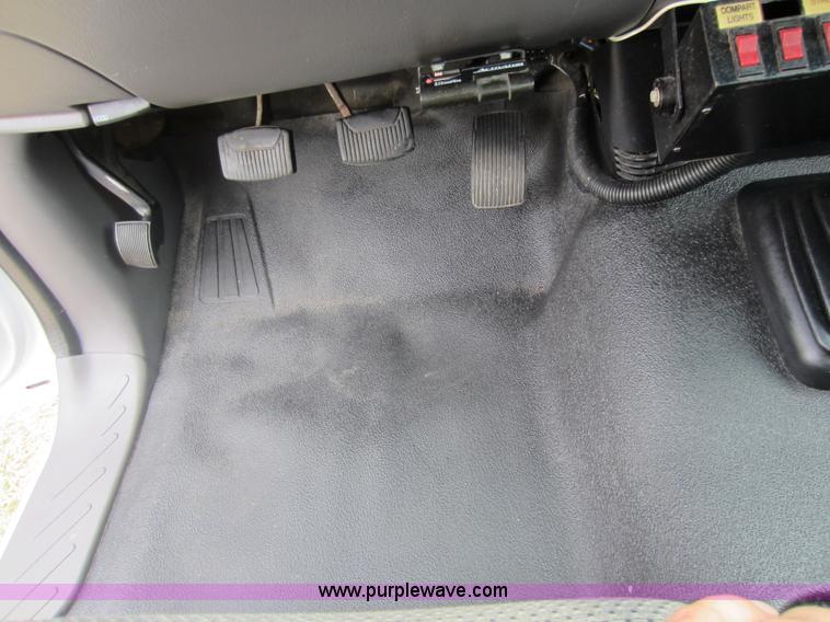 image for item D5621 2002 Ford F150 XL pickup truck