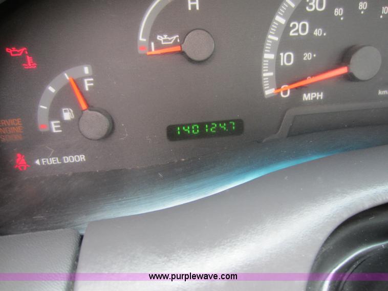 image for item D5621 2002 Ford F150 XL pickup truck