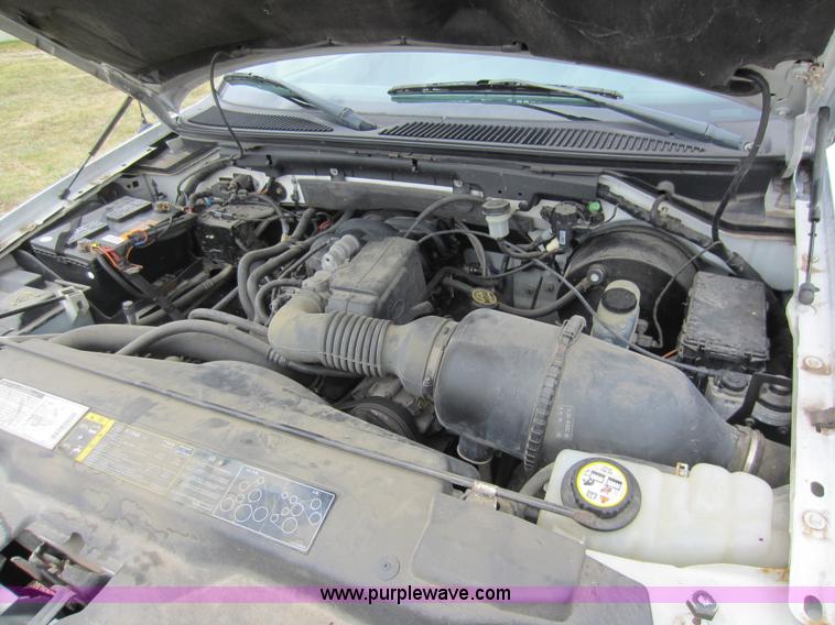 image for item D5621 2002 Ford F150 XL pickup truck