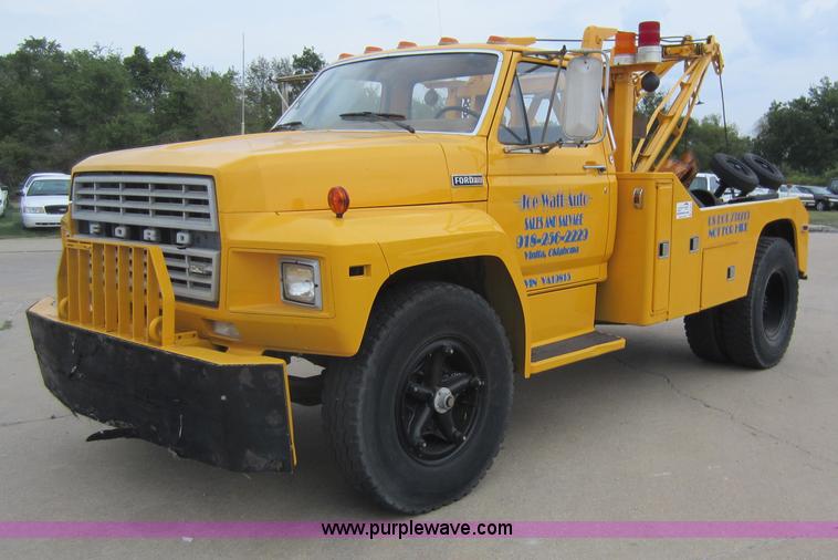 image for item D5624 1983 Ford F700 tow truck