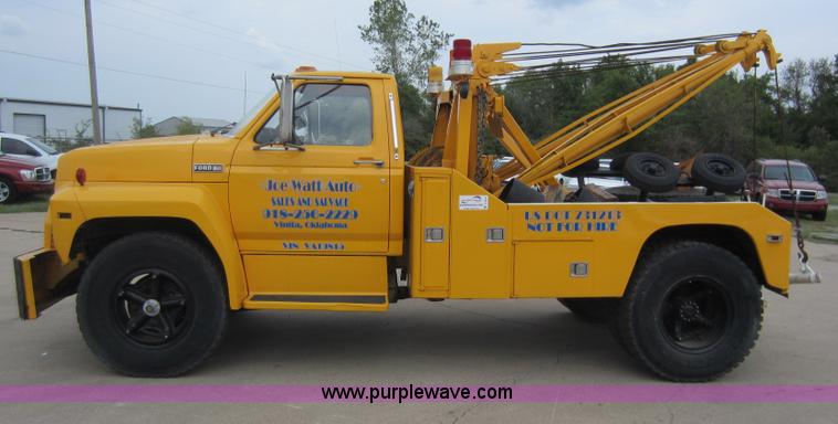 image for item D5624 1983 Ford F700 tow truck
