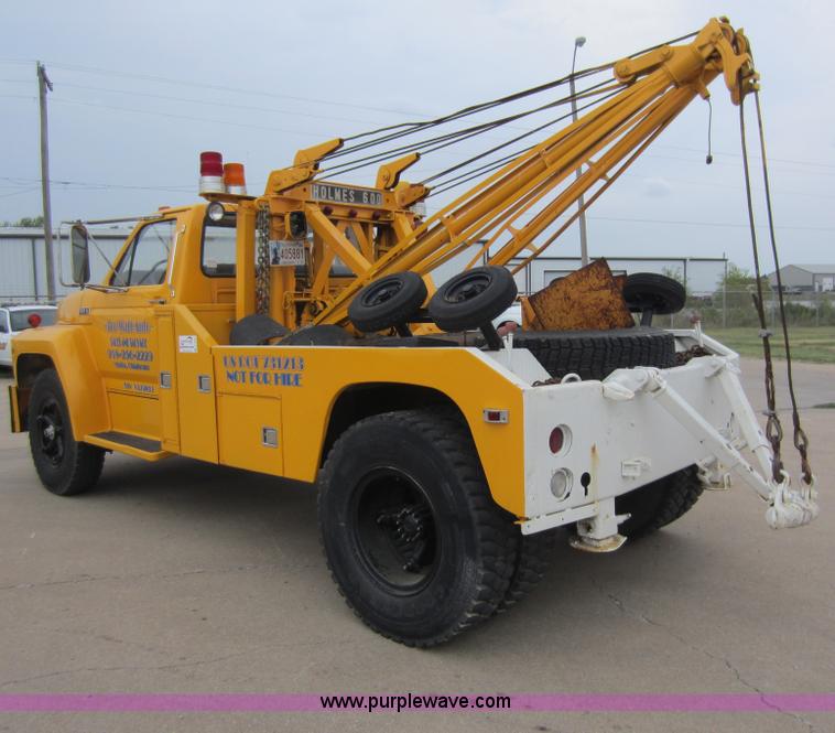 image for item D5624 1983 Ford F700 tow truck