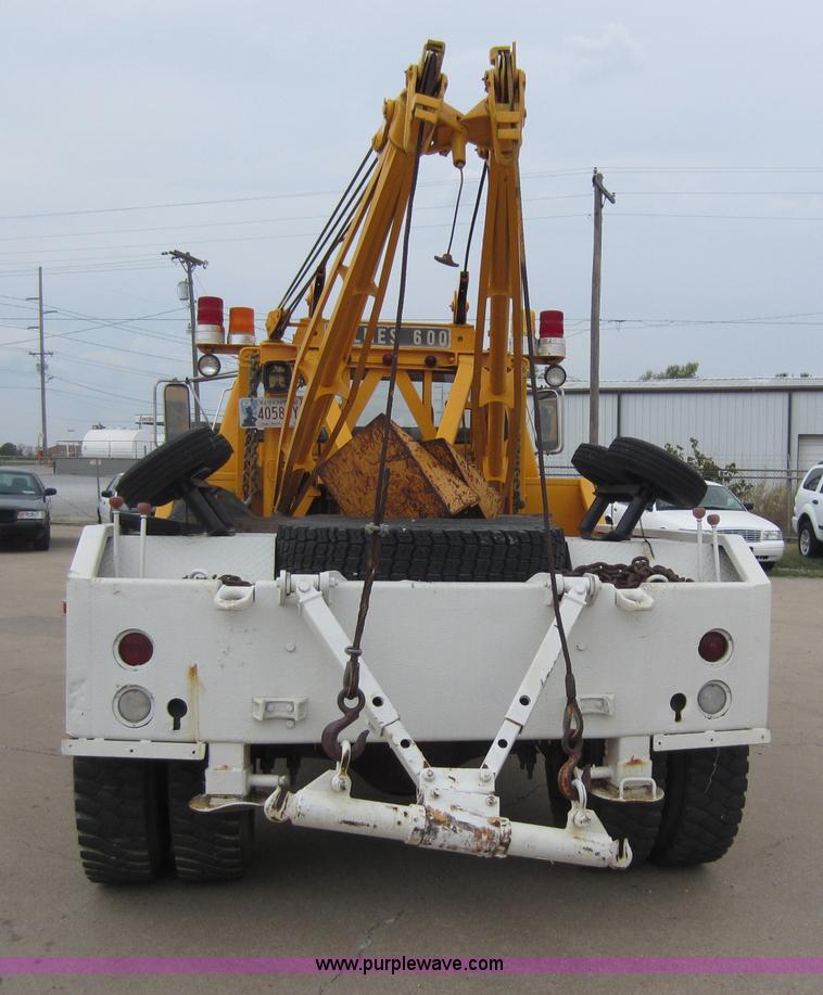 image for item D5624 1983 Ford F700 tow truck