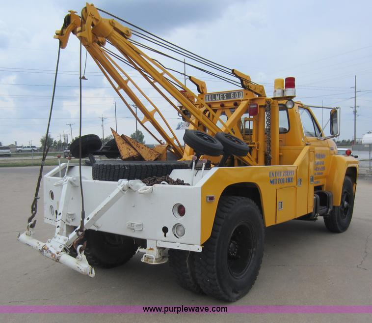 image for item D5624 1983 Ford F700 tow truck