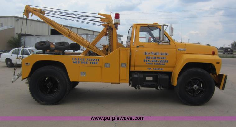 image for item D5624 1983 Ford F700 tow truck
