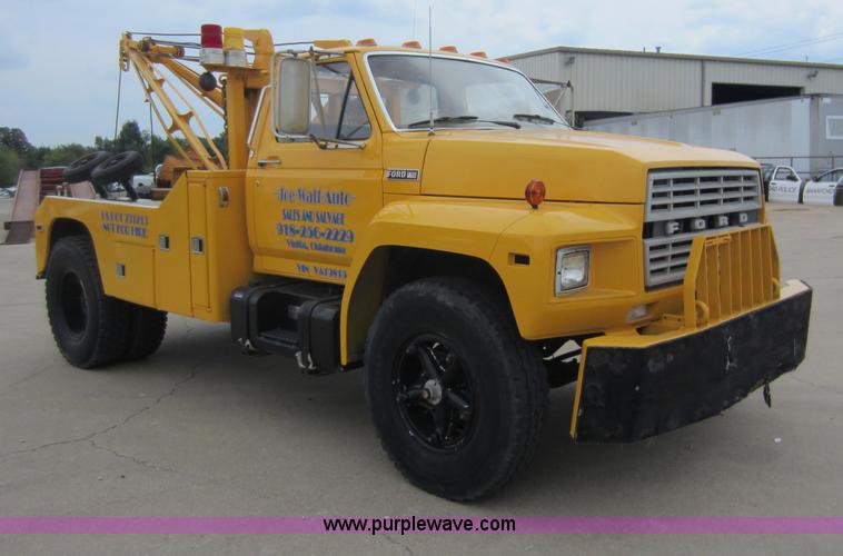 image for item D5624 1983 Ford F700 tow truck