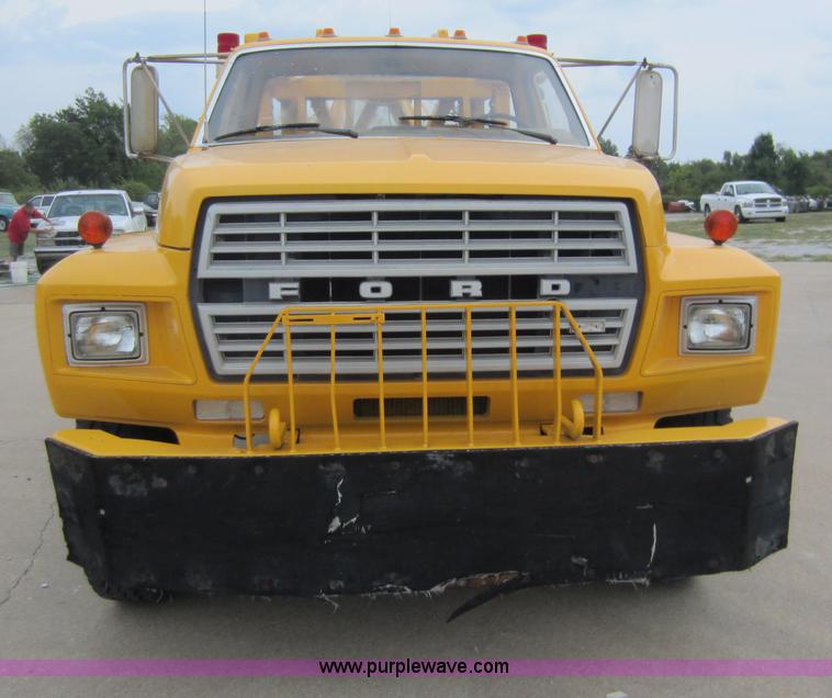 image for item D5624 1983 Ford F700 tow truck