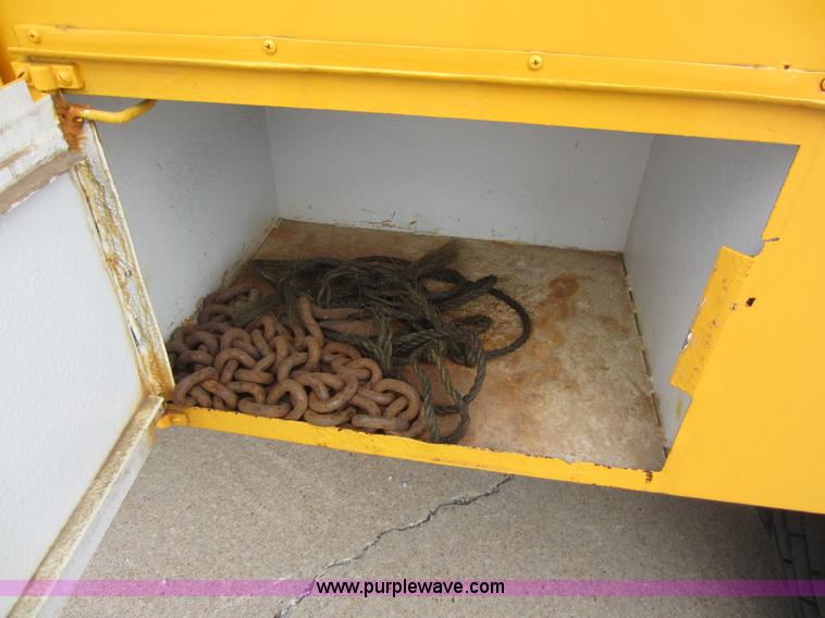 image for item D5624 1983 Ford F700 tow truck