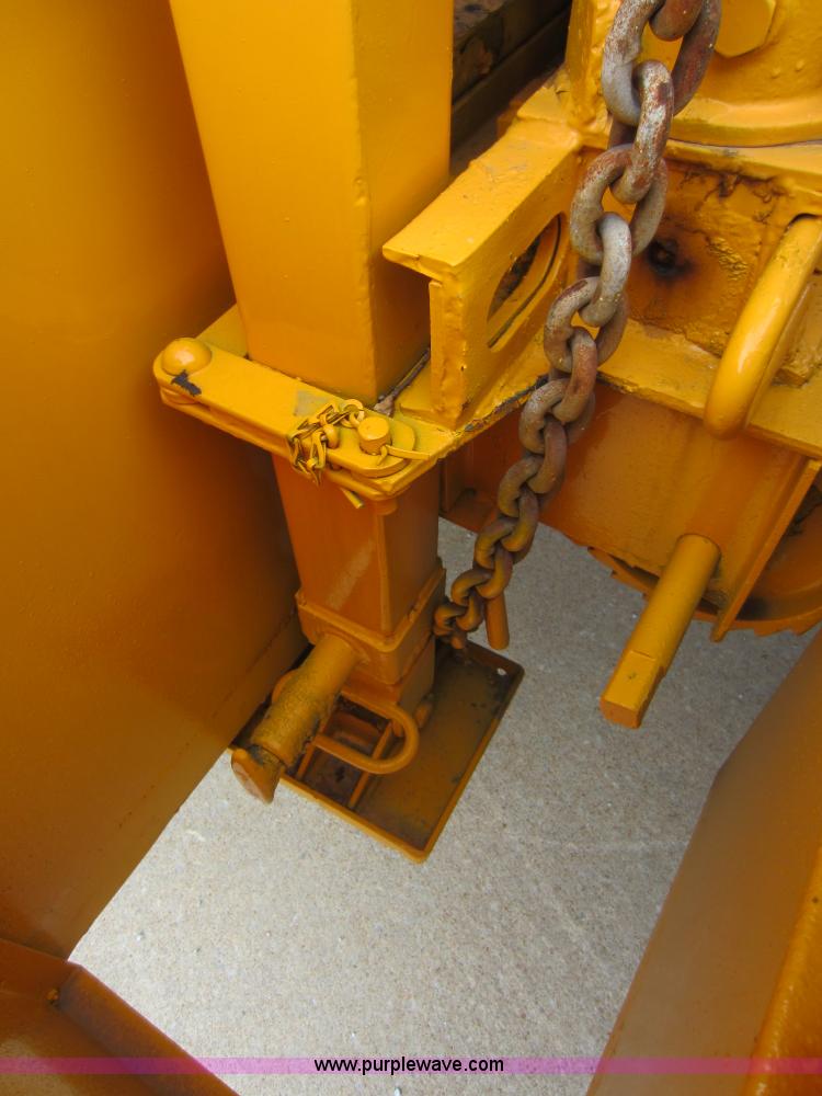 image for item D5624 1983 Ford F700 tow truck