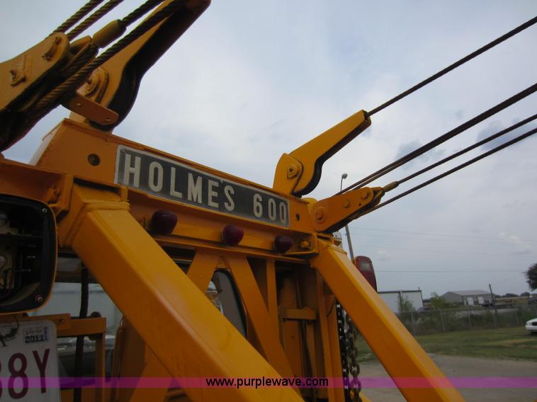 image for item D5624 1983 Ford F700 tow truck