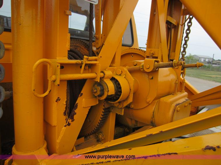 image for item D5624 1983 Ford F700 tow truck