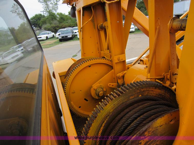 image for item D5624 1983 Ford F700 tow truck