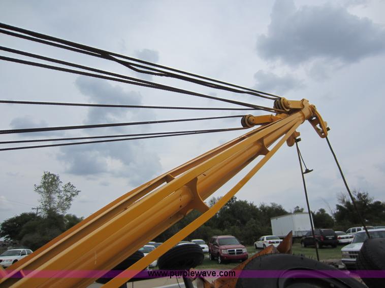 image for item D5624 1983 Ford F700 tow truck