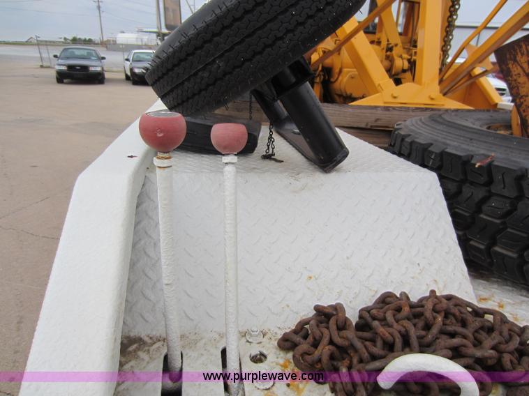 image for item D5624 1983 Ford F700 tow truck