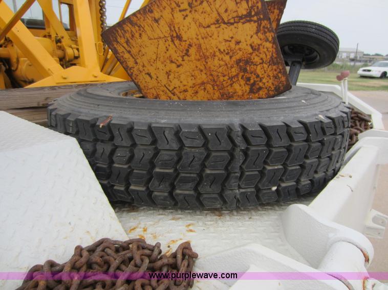 image for item D5624 1983 Ford F700 tow truck