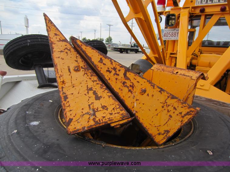 image for item D5624 1983 Ford F700 tow truck