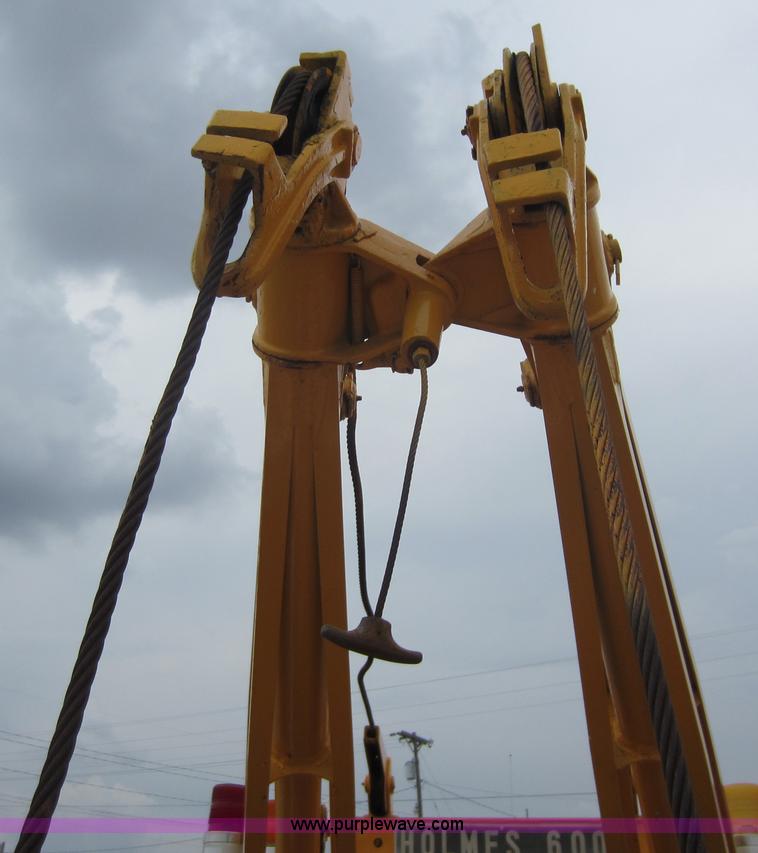 image for item D5624 1983 Ford F700 tow truck