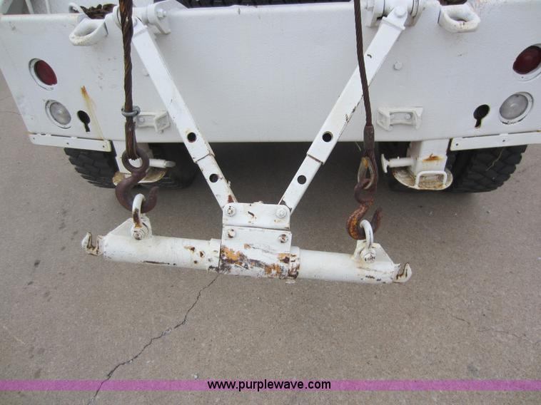 image for item D5624 1983 Ford F700 tow truck