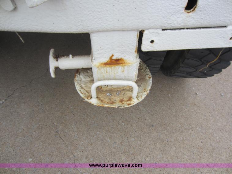 image for item D5624 1983 Ford F700 tow truck