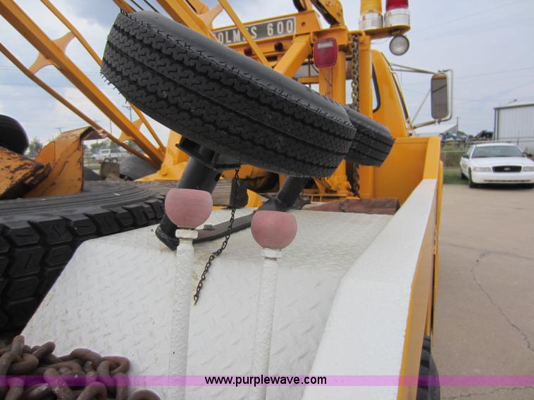 image for item D5624 1983 Ford F700 tow truck