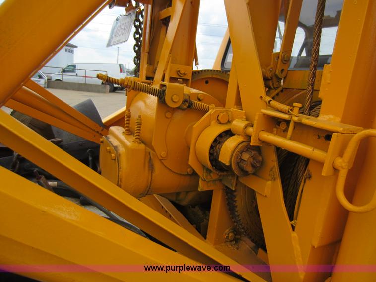 image for item D5624 1983 Ford F700 tow truck